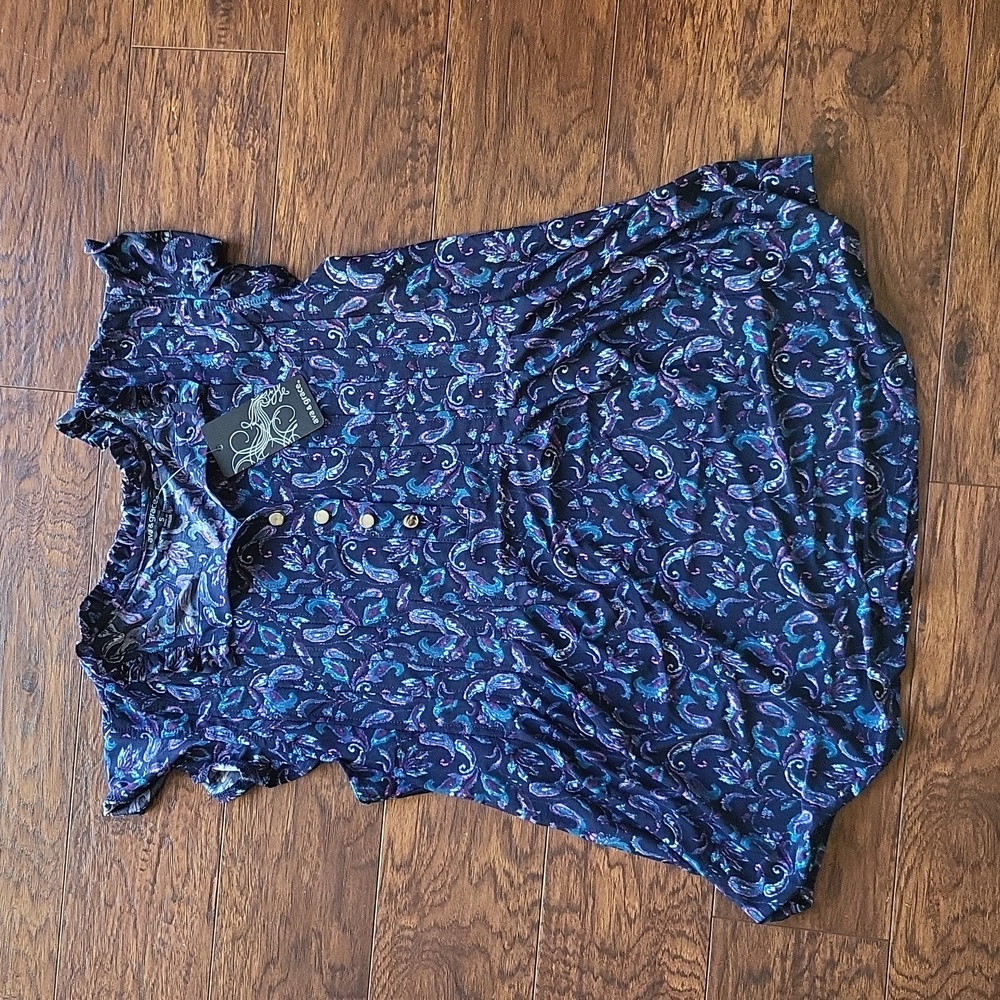 Ava & Grace. Paisley top. Flutter sleeves. Size Small.